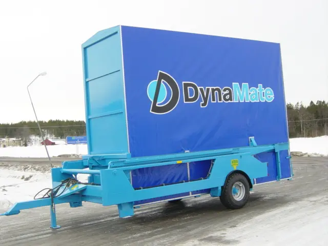 Bygelvagn med täckt flak
